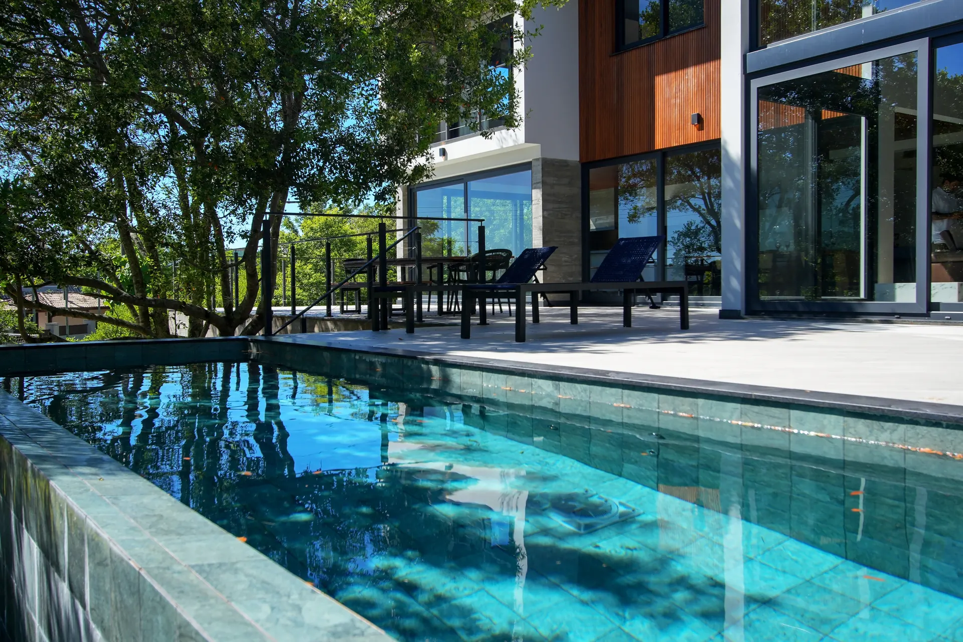 Fachada moderna com piscina, ideal para investimento em pré-lançamento